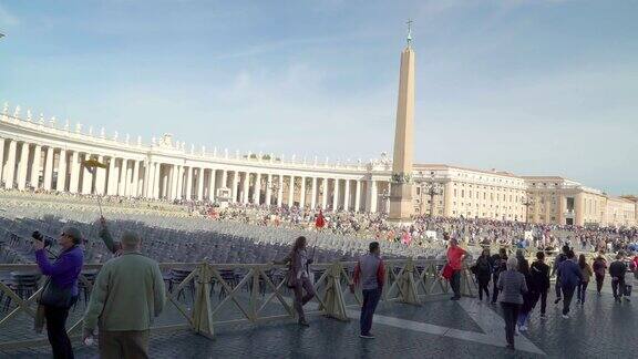 意大利罗马梵蒂冈外人们举着国旗