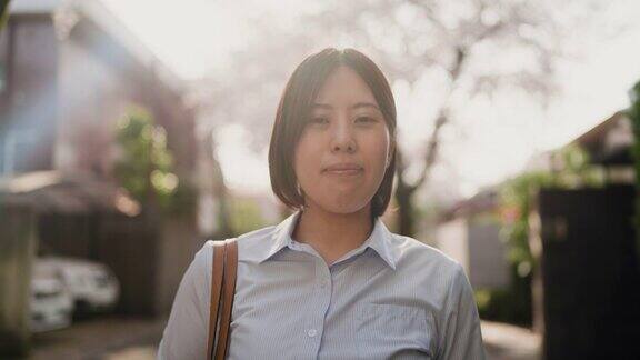 年轻的女商人在樱花树下的肖像