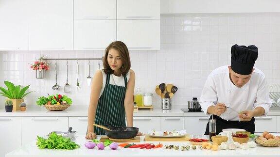 厨师教亚洲学生如何装饰盘子
