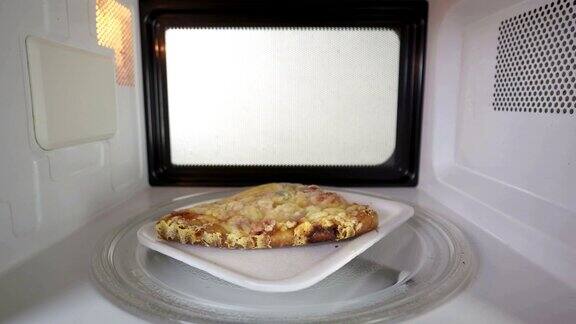 用微波炉重新加热剩下的披萨