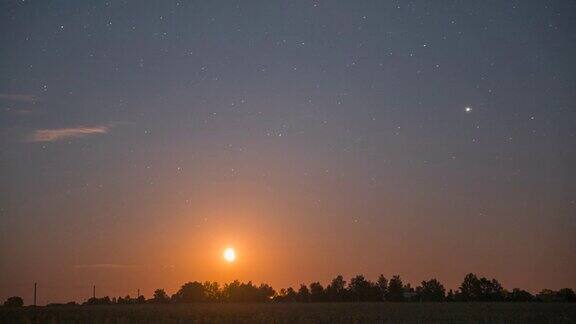 夏季田野上的月升夜乡夏日星空景观夜空星空星系自然背景晚上的时间视频夜的夜晚发光的星星发光的天空星星4K自然背景夜景图