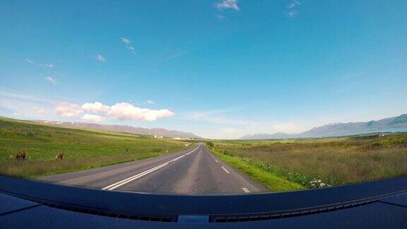 冰岛北部环山景POV冰岛公路上行驶的汽车从车窗看假日公路旅行