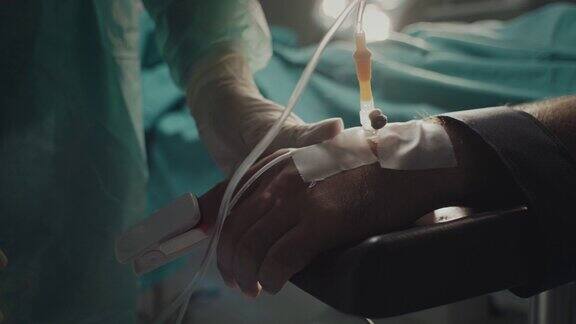 特写护士将脉搏血氧计放在病人手上