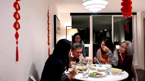 家人在中国新年吃饭