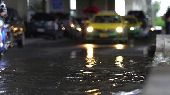 慢镜头汽车在路面上行驶路面有地表水交通雨水和道路积水