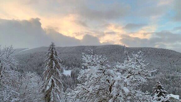 快速运行的云在雪景