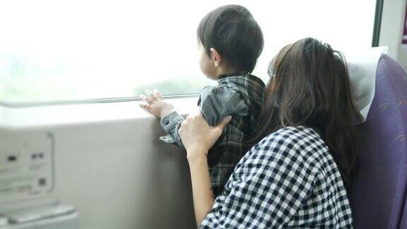 快乐的亚洲母子乘地铁