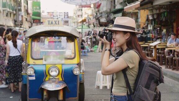 亚洲旅行者游客在泰国曼谷KhaoSan路步行街散步和旅游拍照