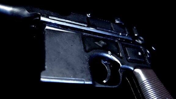 黑色背景上的毛瑟枪在运动宏特写镜头
