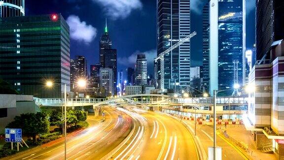 时间推移香港夜间多车道公路及楼宇的繁忙交通