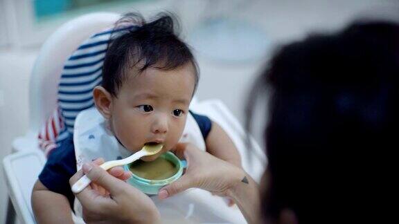 可爱的婴儿吃婴儿食品