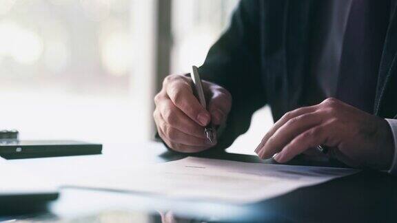 商人签署合同或法律文件