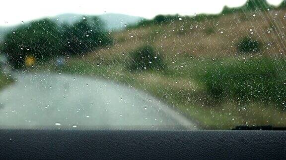 暴风雨中开车时挡风玻璃上有雨
