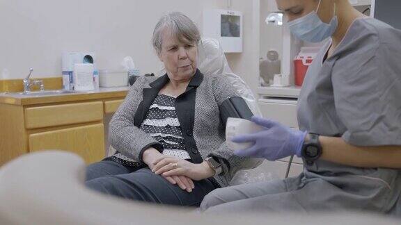 老年女性患者在就诊时测血压