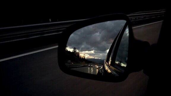 车的后视镜中的日落