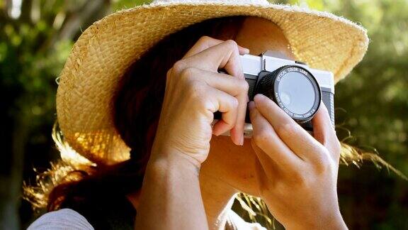 女性徒步旅行者用4k老式相机拍照片