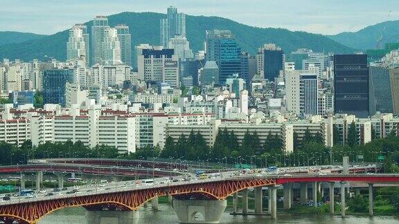 以首尔城市景观为背景拍摄横跨汉江的大桥上的交通情况