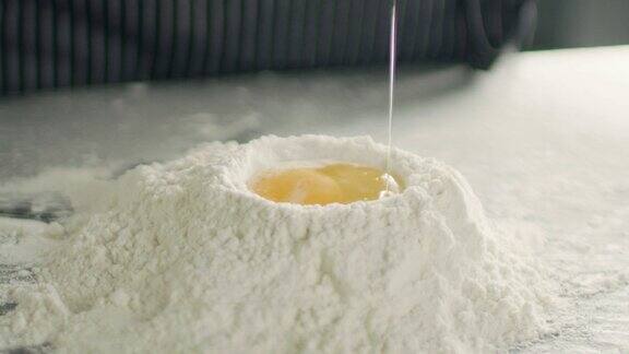 鸡蛋打入面粉的特写