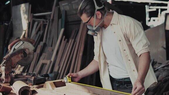 一个木匠正在用卷尺测量