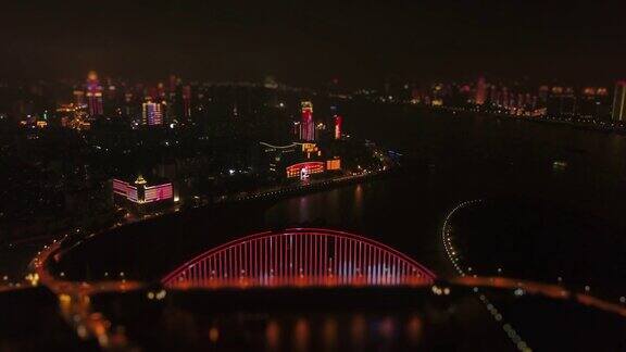 夜光武汉滨江酒店和大桥航拍全景4k倾斜移中国
