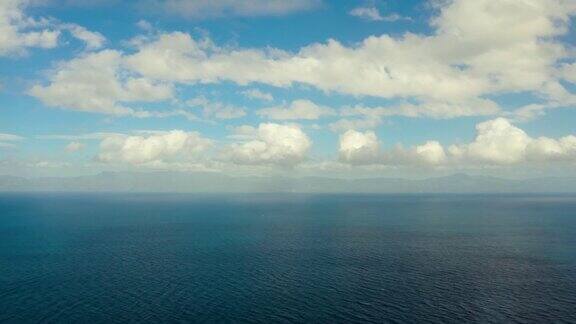 时间流逝蓝色的海和低低的云远处有岛屿的海景菲律宾的性质