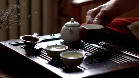 中国传统茶道中手持绿茶一套饮茶设备