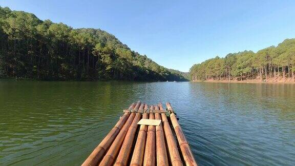在泰国北部的湄南河省庞翁林场游客在早晨和阳光下乘坐竹筏在湖面上漂流旅游景点和露营