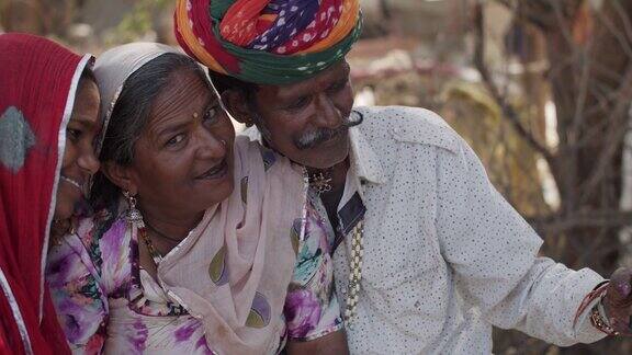 拉贾斯坦邦一个传统家庭的农村生活方式使用技术和医疗援助