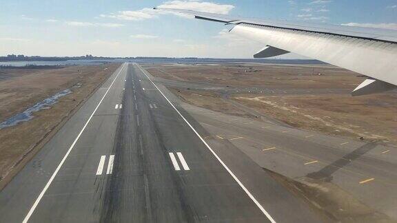 客机在美国纽约肯尼迪国际机场降落