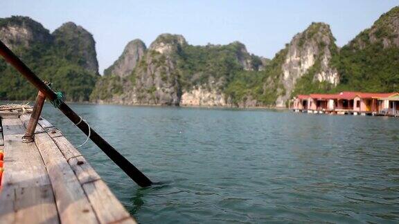 在越南下龙湾划船