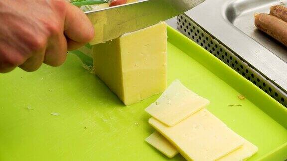 烧烤时用刀切切切达干酪