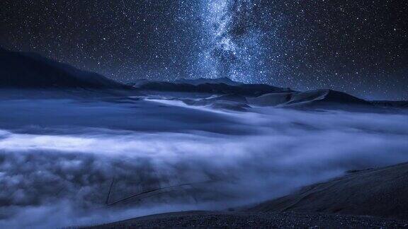 在意大利欧洲夜晚在卡斯特鲁奇奥山上银河掠过流动的云