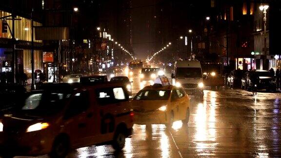 雨中的曼哈顿夜间交通