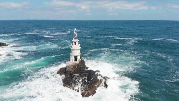 动态4K无人机拍摄的海上灯塔