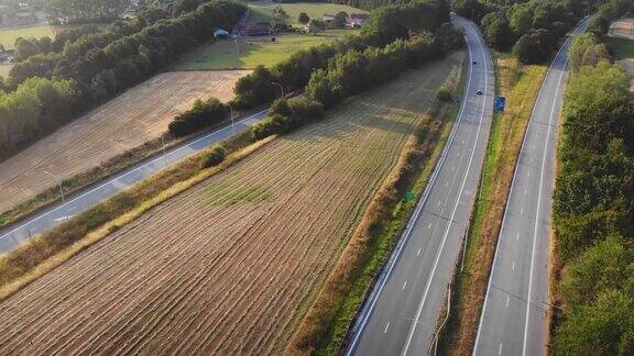 汽车在道路上通过农田