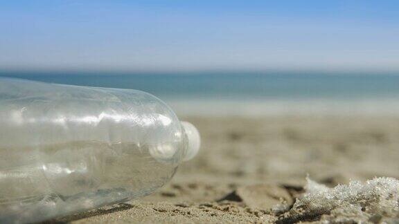 沙滩上有大浪沙滩上有水瓶