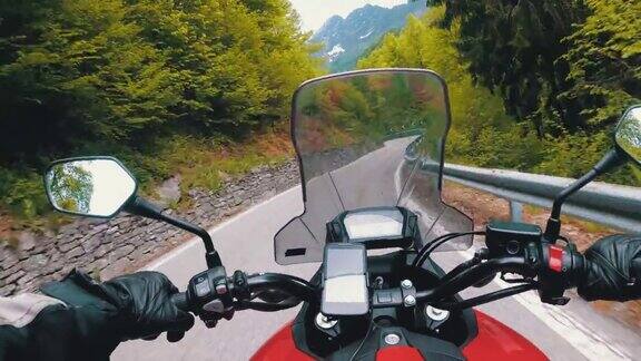 在意大利风景优美的山路上骑摩托车的人