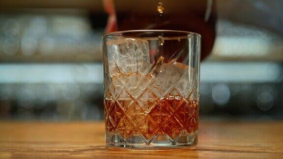 SLOMODS威士忌倒入一个岩石玻璃杯