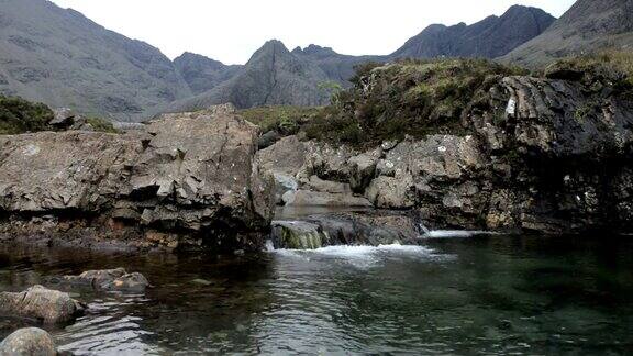苏格兰斯凯岛上的精灵池