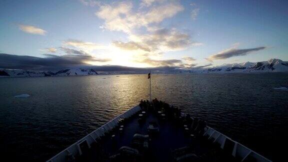 延时:破冰船沿着南极勒梅尔海峡航行