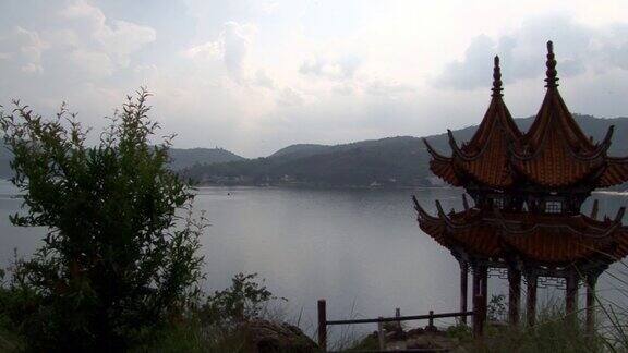 中国云南省抚仙湖沿岸的中式屋顶露台