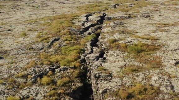 冰岛构造裂谷的航拍照片