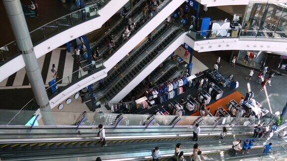 商场里拥挤的自动扶梯