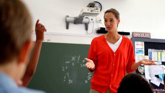 正面的白人女教师教学生在教室4k