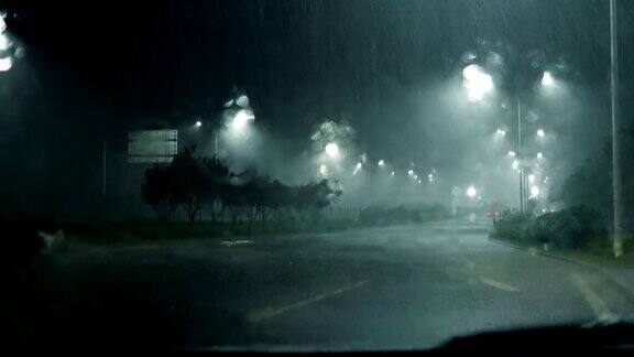 下着大雨从车窗往外看