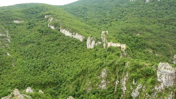 在奥兹仁山上有一个中世纪要塞的遗迹索科格勒