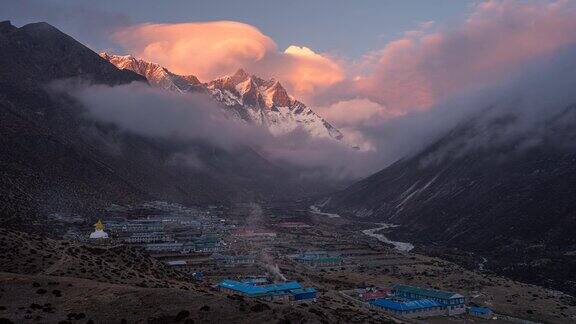美丽的日落在珠穆朗玛峰地区喜马拉雅山定伯车村