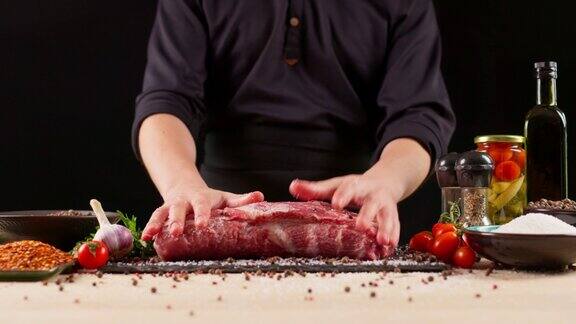厨师用刀切生肉切在木板上的生牛排美食理念