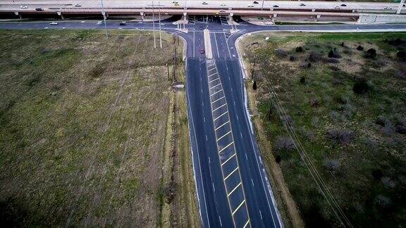 无人机在公路上方拍摄到大型公路交叉路口