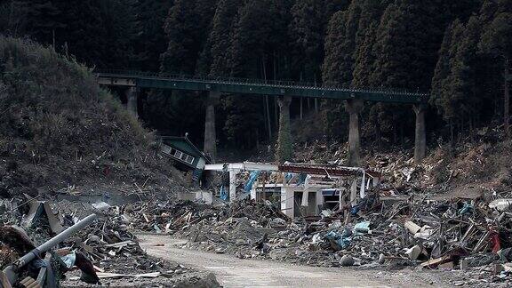 日本福岛2011年3月11日:海啸过后城市被毁房屋废墟随处可见